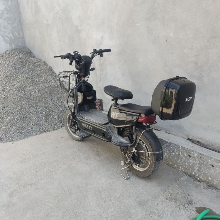 Wasat skuter qora — 2