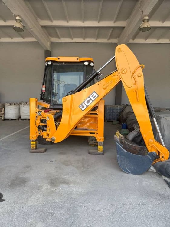 ekskavator pogruzchik JCB 3DX Plus toshkentda tayyor — 3