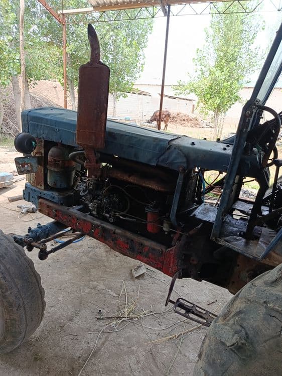 Traktor T28 yaxshi xolatda
