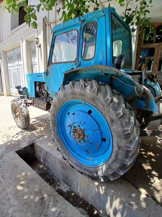 Traktor sotiladi — 2