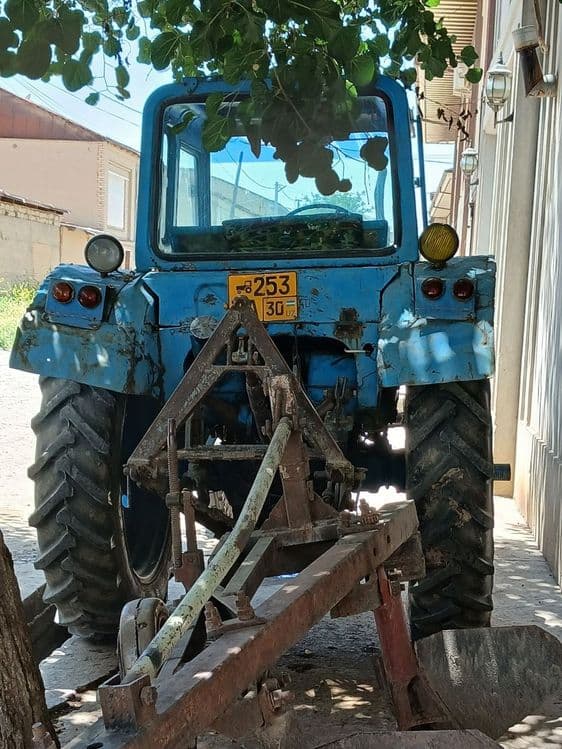 Traktor sotiladi — 3