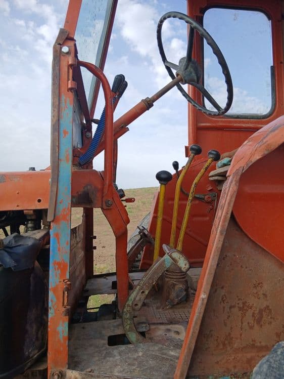 Traktor 28 va tilichka sotiladi narxi 40 million soʻm. Radnoy — 1