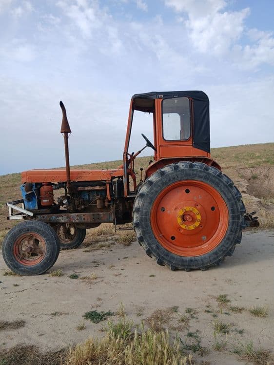 Traktor 28 va tilichka sotiladi narxi 40 million soʻm. Radnoy — 2