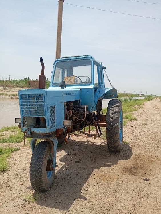 Mtz 80traktori yurib turgan traktor — 1