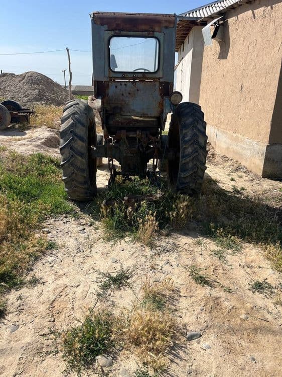 Traktor sotiladi — 2