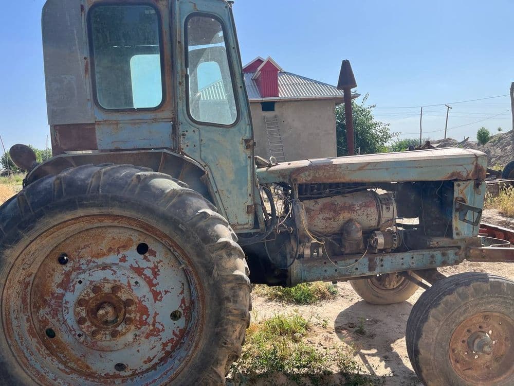 Traktor sotiladi — 3