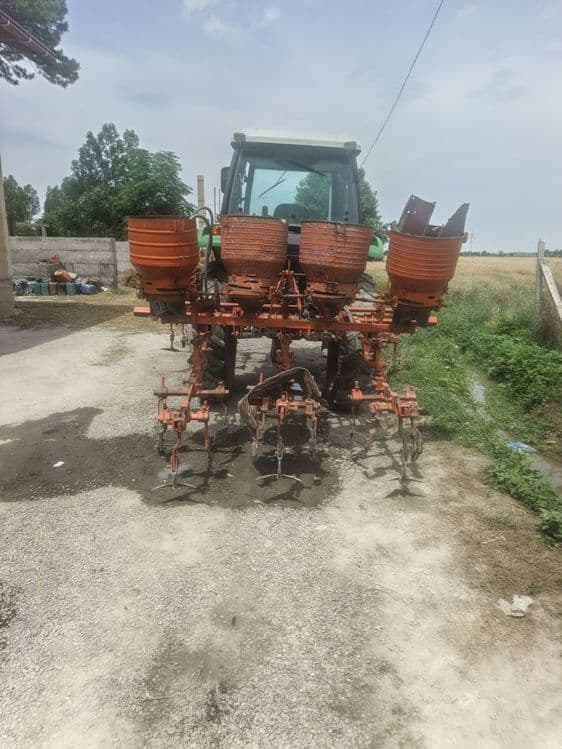 Traktor sotiladi — 3