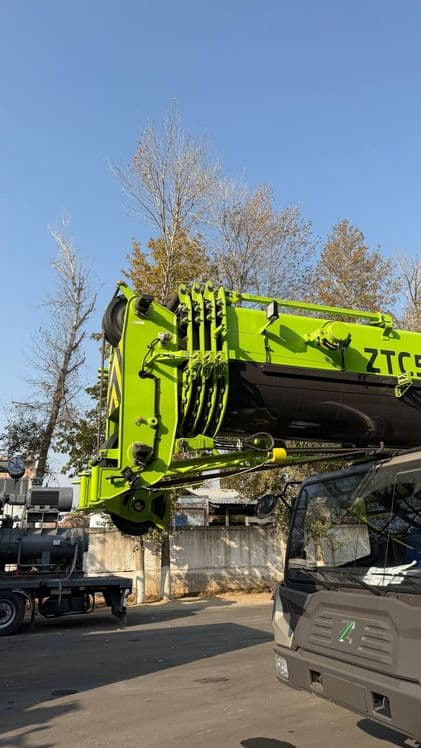 Avtokran Zoomlion 50 tonna — 2