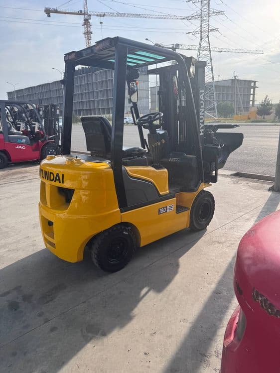 HYUNDAI 18D7E кара sotiladi pogruzchik.Погрузчик — 2
