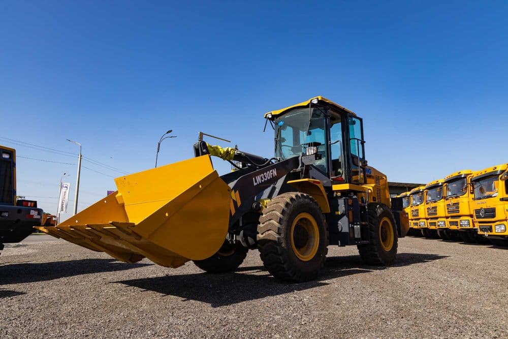 Фронтальный погрузчик XCMG LW330FN 2.1 куб, джойстик в Ташкент — 2
