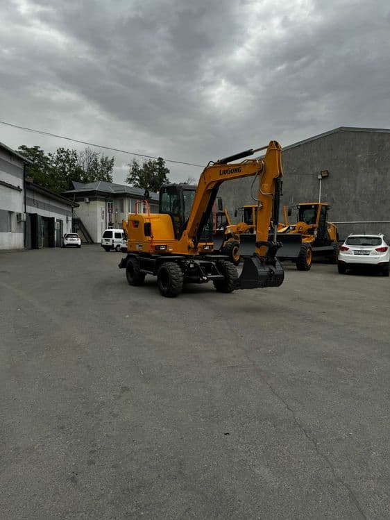 Колесный экскаватор, 0,32 m³ + адаптер — 2