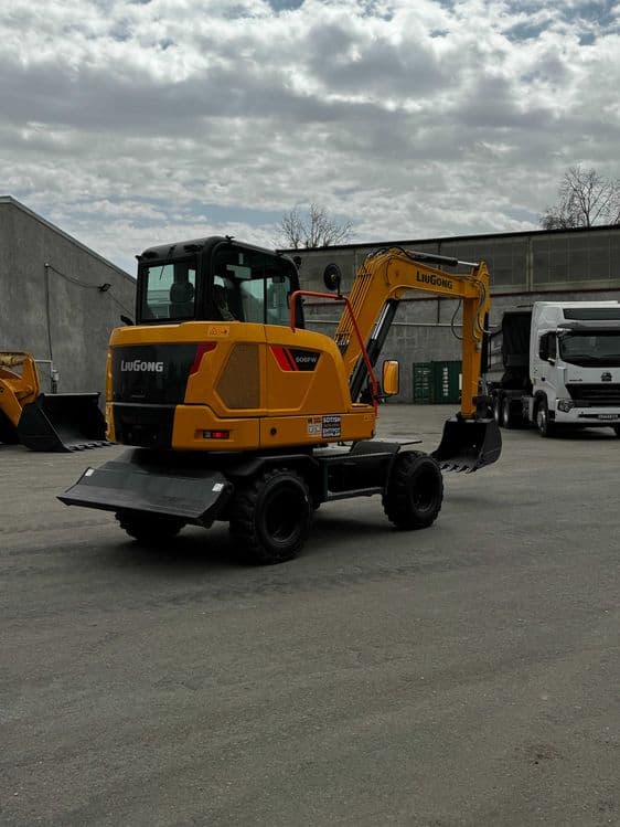 Колесный экскаватор, 0,32 m³ + адаптер — 4