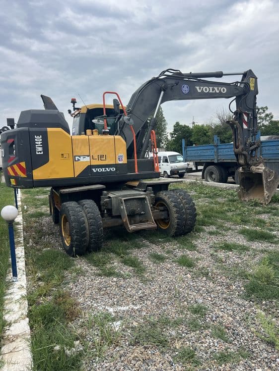 Ekskavator sotilad srochna — 2
