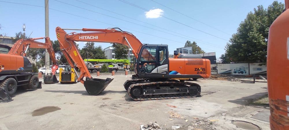 Гусеничный экскаватор Hitachi ZX240-5A — 2