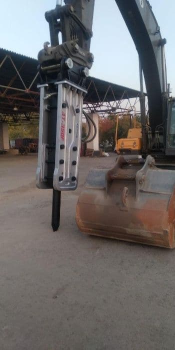Экскаватор Volvo EC300DL с гидромолотом — 4