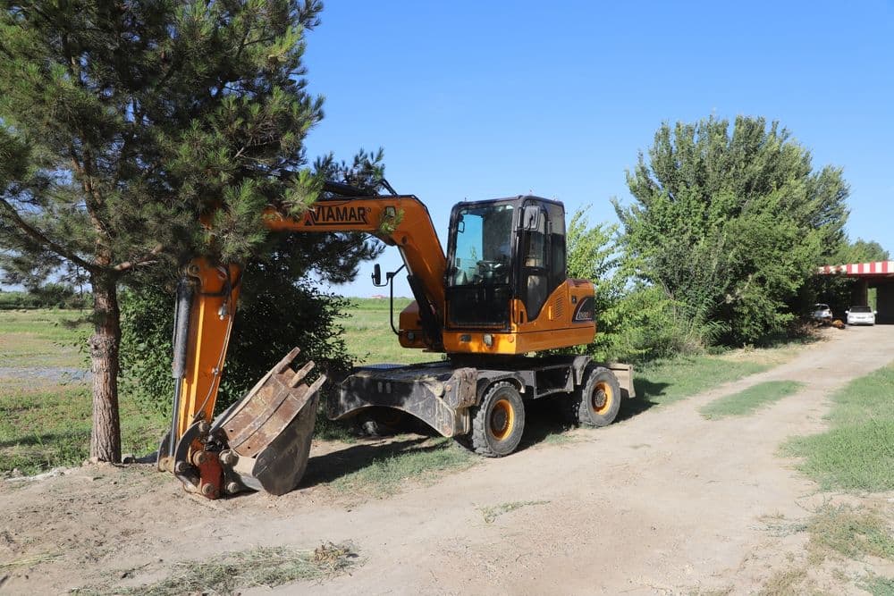 Ekskavator sotiladi 49000$ — 1