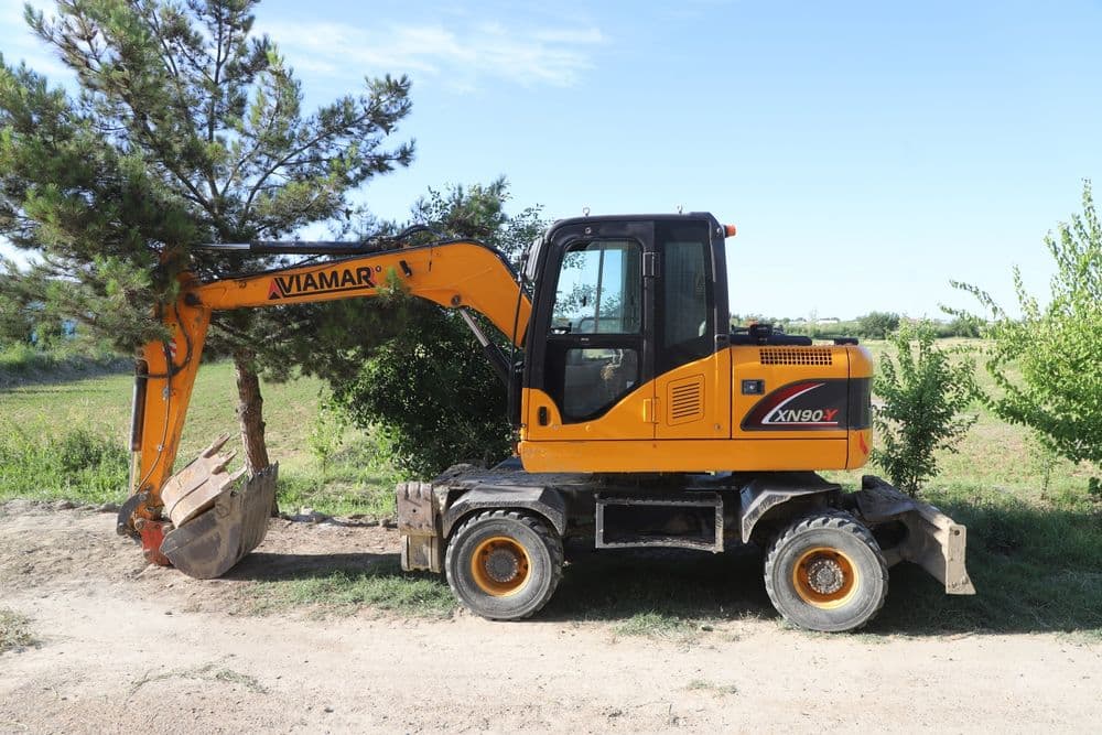 Ekskavator sotiladi 49000$ — 2
