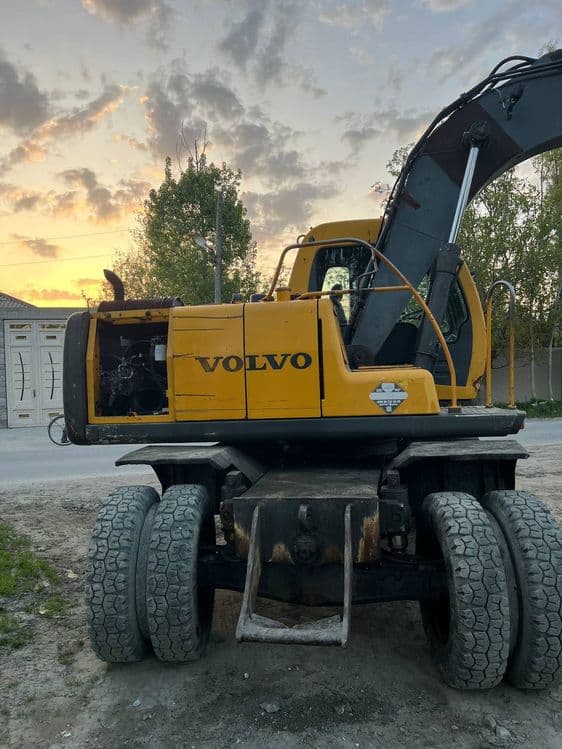 Ekskavator Volvo 130 — 2
