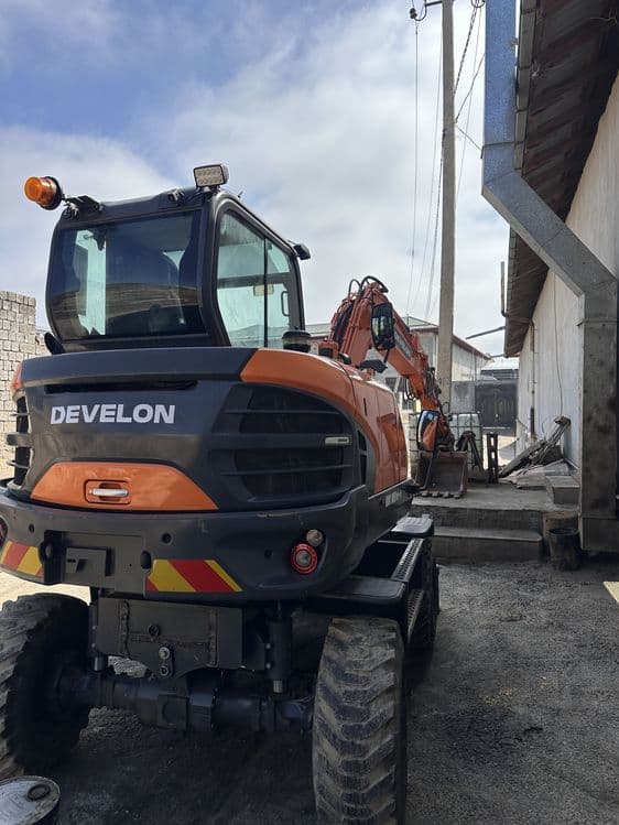 Mini Ekskavator DEVELON DX65W-7 — 2