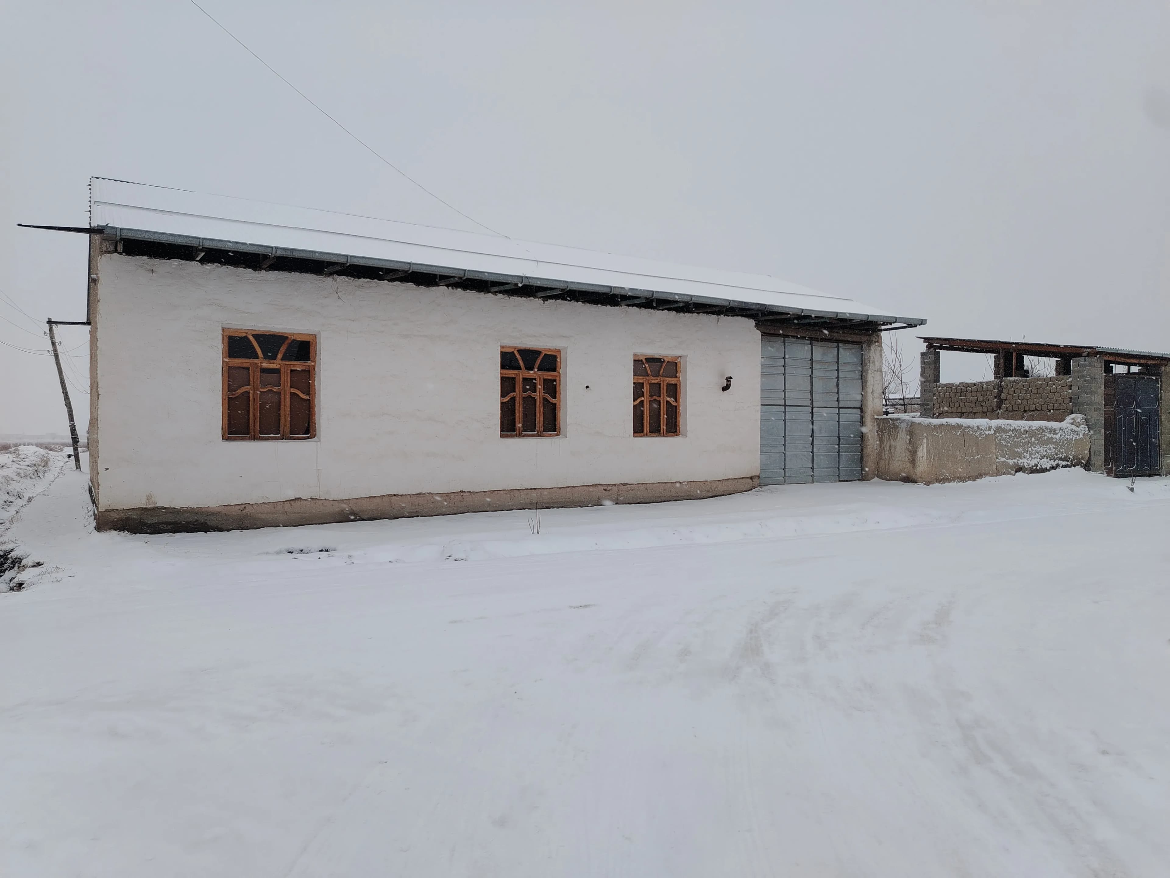 Samarqand viloyati, Pastdarg‘om tumani, muljal 57-maktab yonida joylashgan  15 sotix, 7 xonali uy — maktab yonida — 2