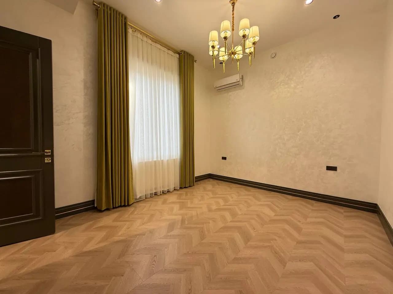 ПРОДАЕТСЯ ДОМ на Мирошкор  Мирзо_улугбекский район Ор.р: Чайхана Салом Соток: 3,5 600кв.м — 4