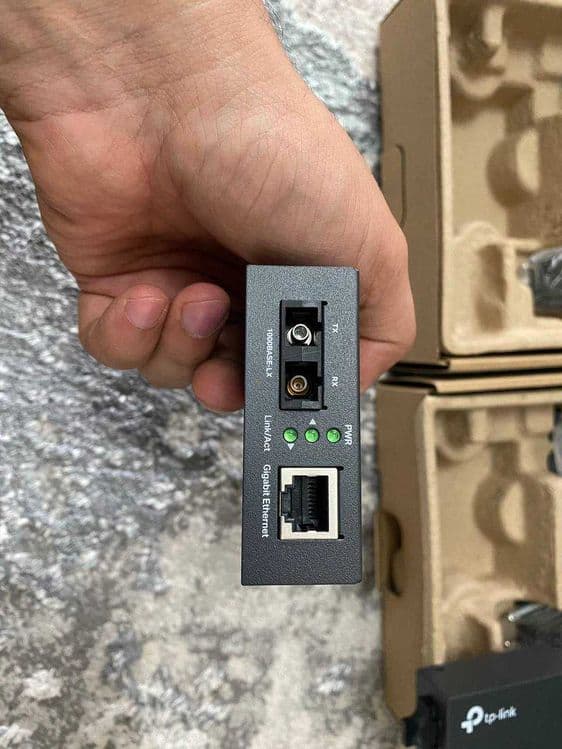 Продаётся пара гигабитных медиаконвертеров Ethernet, модель MC210CS. — 2