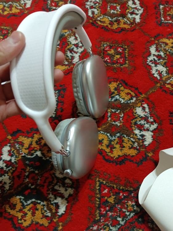 Airpods Max с кейсом  и есть usb кабель — 8