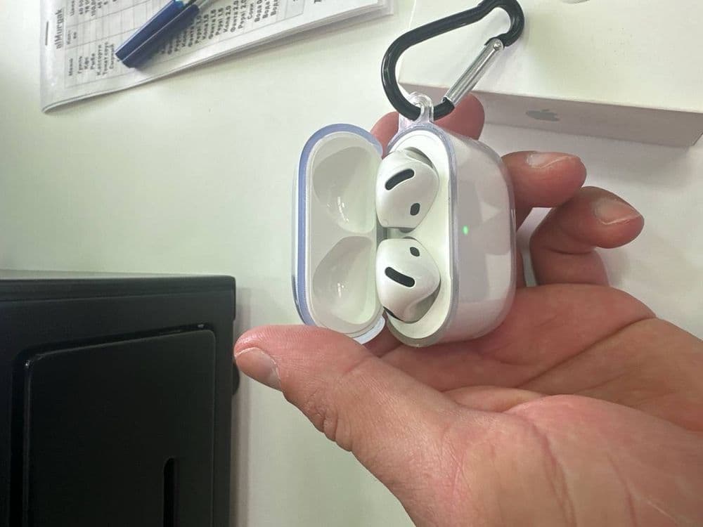 AirPods 4 поколение продаются — 1