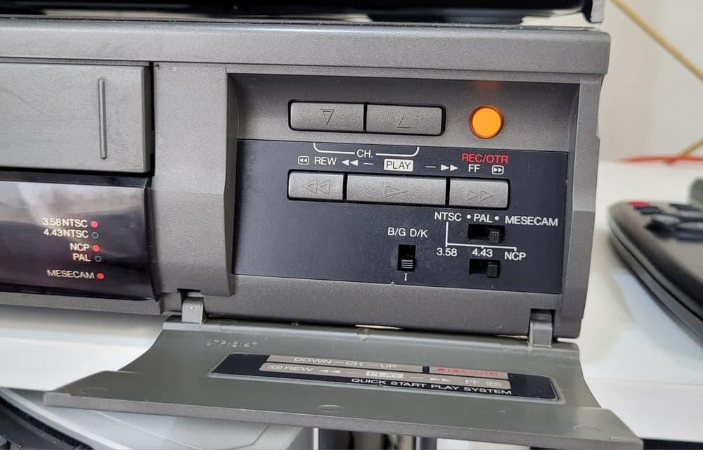 Видеомагнитофон Daewoo DVR-8286W titanium — 2