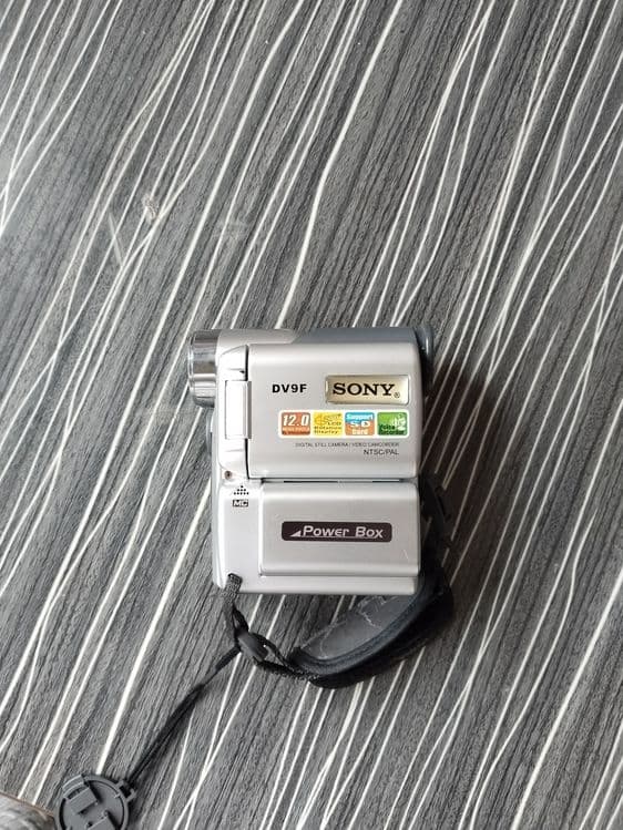 Sony Videocamera

Yaxshi holatda is — 2