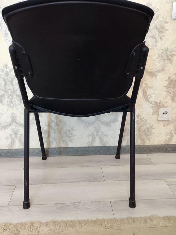Stul sotiladi material toza. Rangi qora. 100 ming bo'lishi — 2