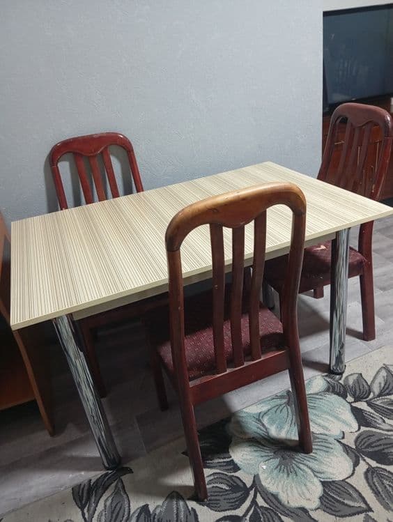 Стол и три стула продам не дорого в нормальном состоянии — 1