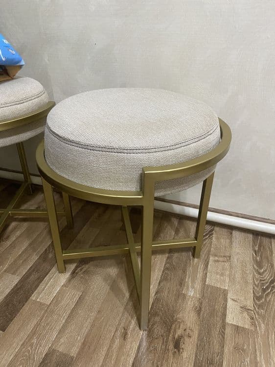 Срочно продам стол на колёсах и 4 пуфика — 9