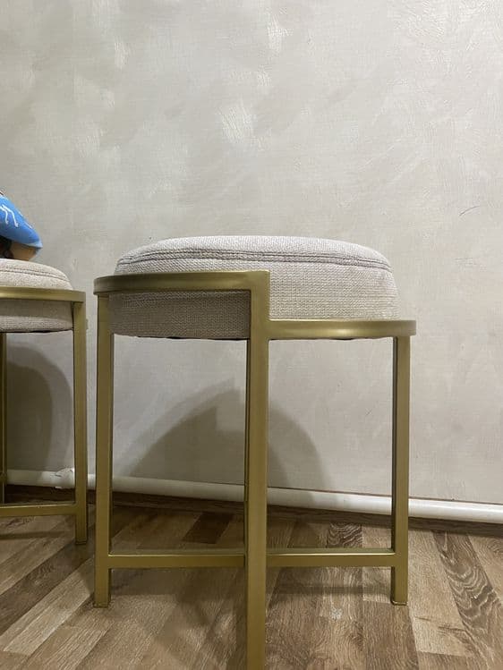 Срочно продам стол на колёсах и 4 пуфика — 10
