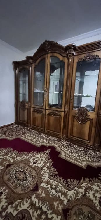 Стенка катта 4та ешикли ичида полкаси ойна ешикларида ойна — 3