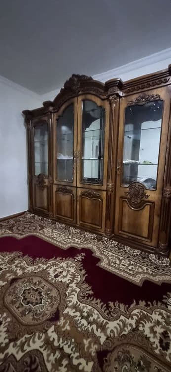 Стенка катта 4та ешикли ичида полкаси ойна ешикларида ойна — 4