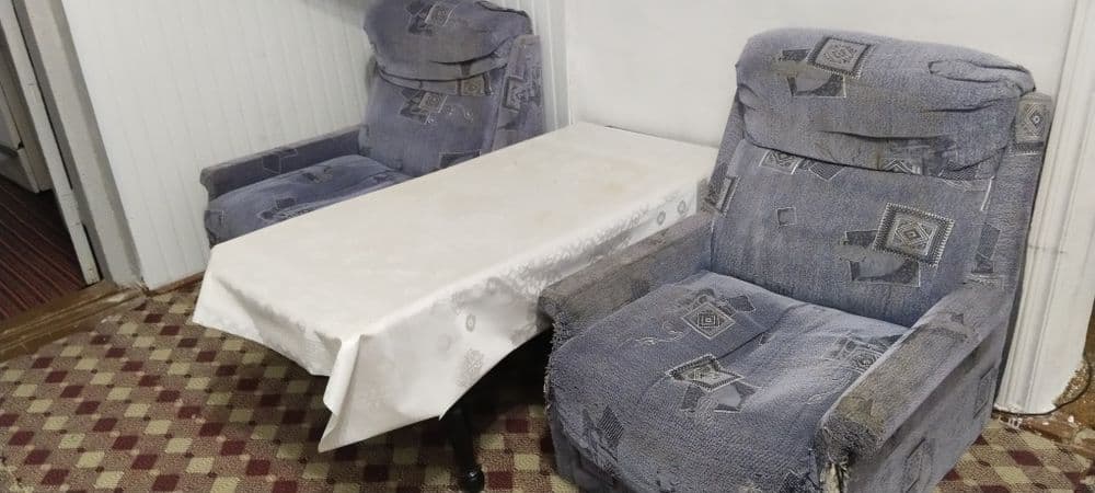 Продается два кресла и журнальный столик — 1