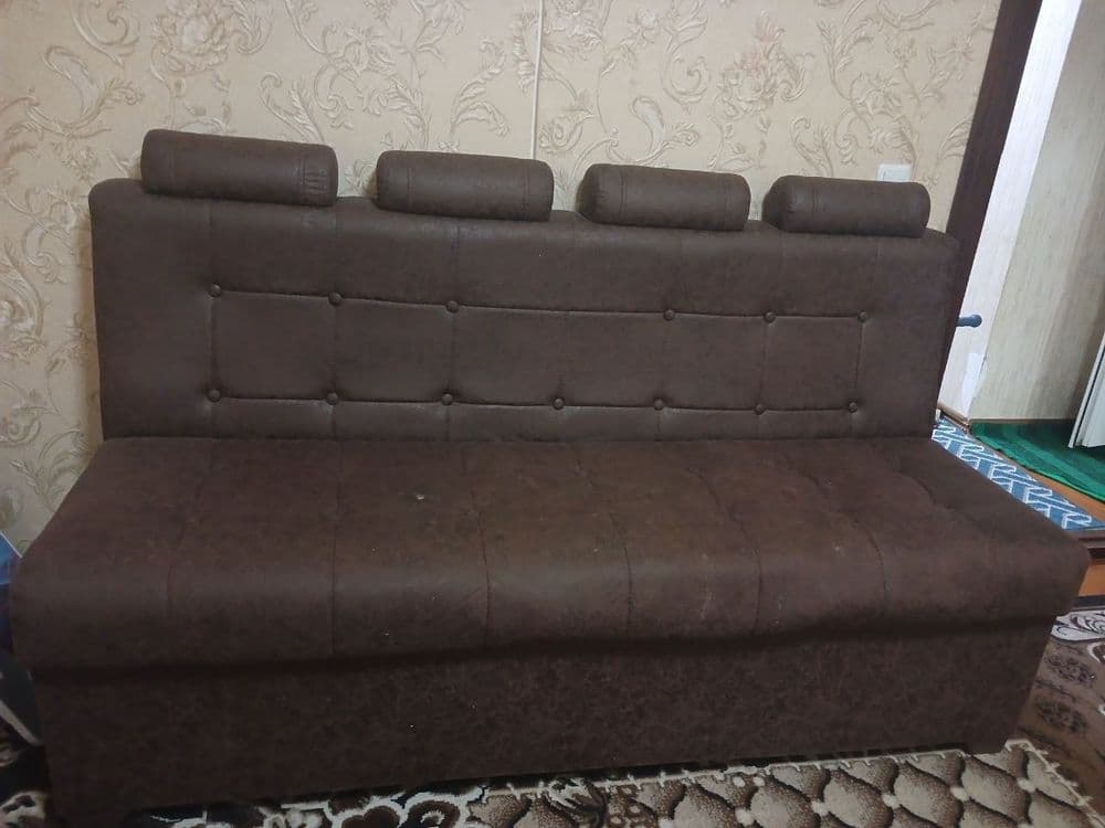 Stol va divan yaxshi holatda sotiladi — 1