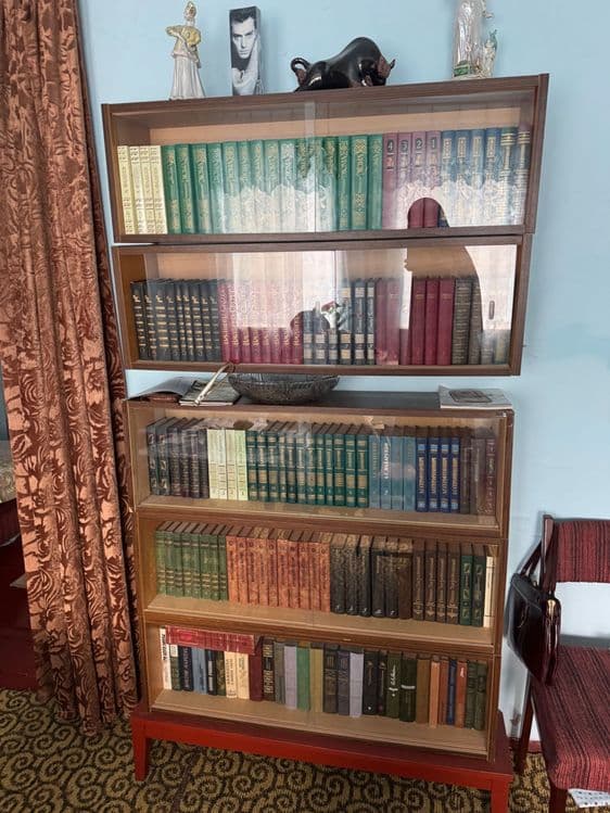 Продается Сервант с коллекцией редких книг — 1