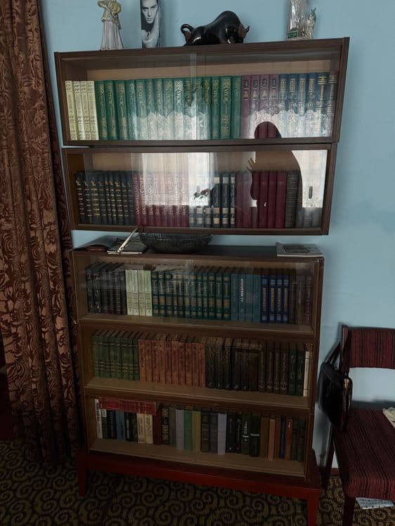 Продается Сервант с коллекцией редких книг — 2