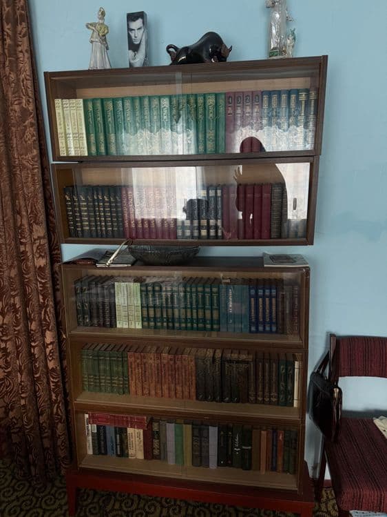 Продается Сервант с коллекцией редких книг — 3