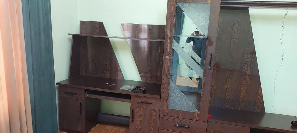 Мебел сотилади холати яхши 
Акрилдан ясалган  
Холати яхши — 2