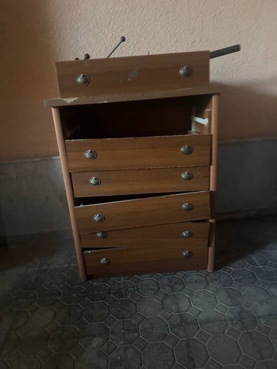 Комод, 6 та тортмали, тортмалари олинади, четидаги роликини янгаш кера — 1