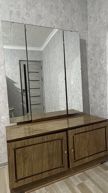 Трюмо сотилади 500 000 — 4