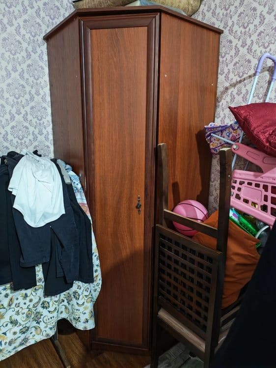 Продаю Шкаф угловой на ТТЗ 
85/85
Высота 213 — 2