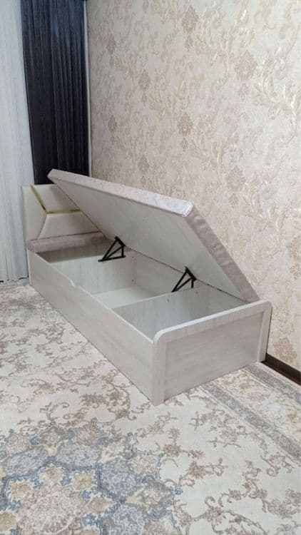 Односпальная кровать. — 2