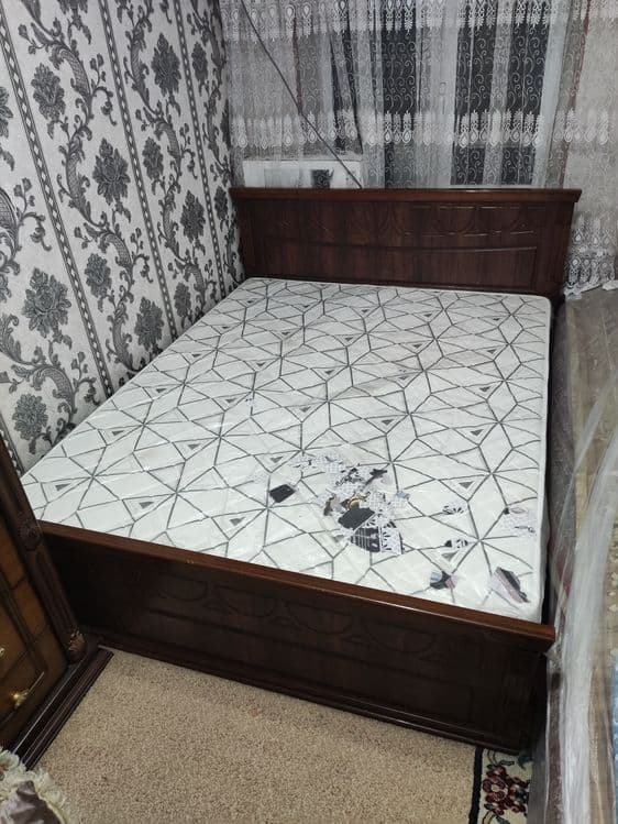 Продаётся спальный гарнитур: кровать + комод — 2