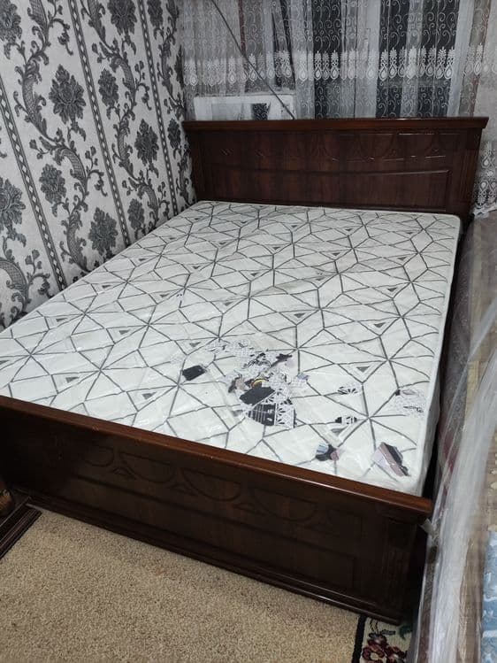 Продаётся спальный гарнитур: кровать + комод — 4
