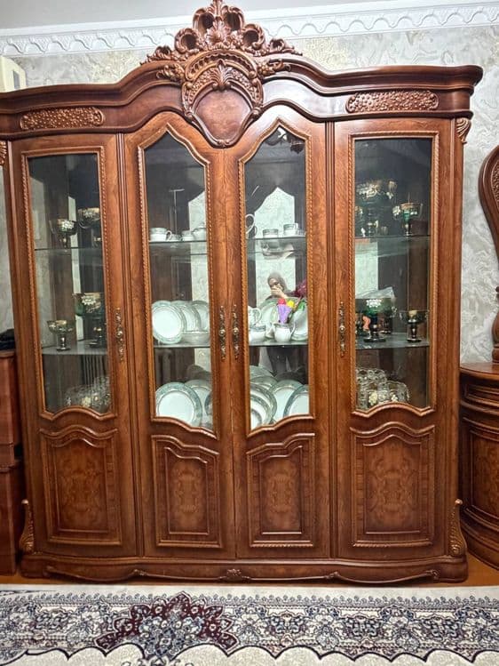 Шкаф витрина + комод с зеркалом, классическая мебель состаяние 10/10 — 2