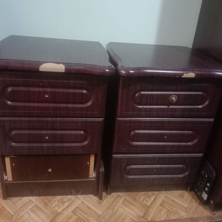 В наличии есть диван, трюмо, шкаф и полки в хорошем состоянии — 1
